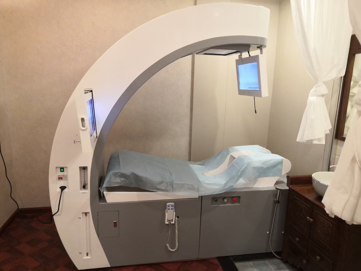 Naturopathic clinic treatment area with MAIKONG hydrotherapy machine