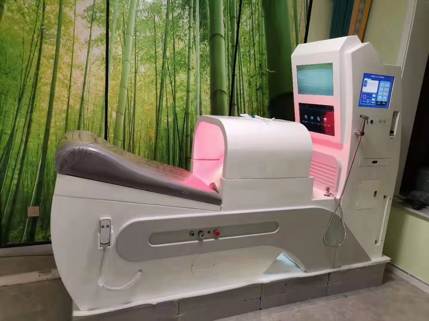 Naturopathic clinic treatment area with MAIKONG hydrotherapy machine