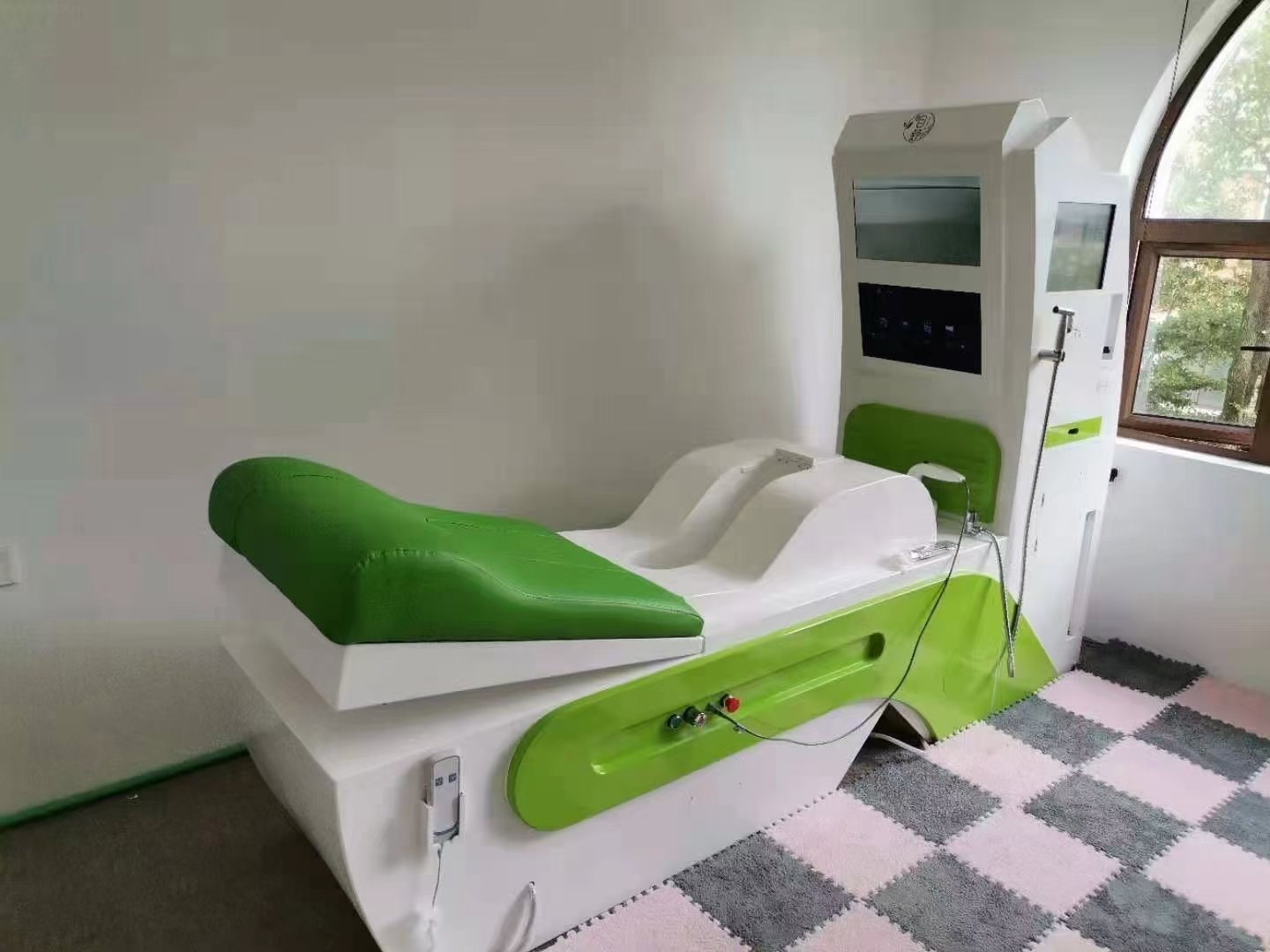 Healthcare professional using MAIKONG colonic machine in modern wellness clinic
