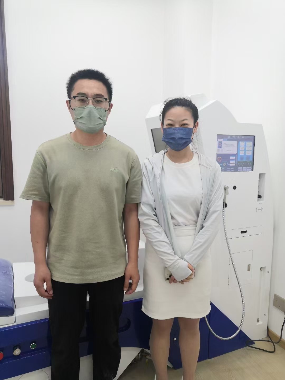 Happy MAIKONG customers and successful clinic owners with equipment